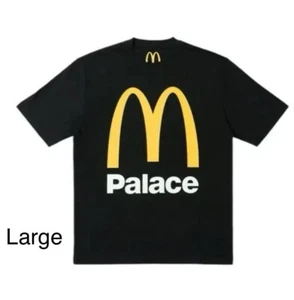 Palace x McDonalds Sign Skateboard T-Shirt Gr. L *NEU* - Bild 1 von 1
