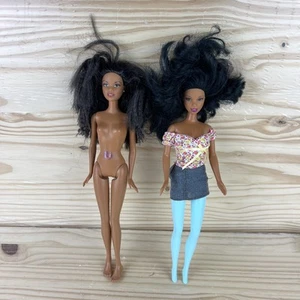 Mattel Barbie Muñecas Afroamericanas Negras Lote de 2 - 1 Desnudo 1 Vestido Pelo Oscuro - Imagen 1 de 14