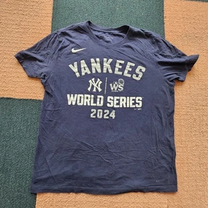 Herren Nike Dri-Fit MLB New York Yankees 2024 World Series T-Shirt blau Large X6a - Bild 1 von 7