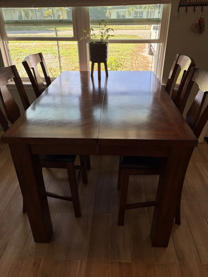 Mesa de comedor con sillas altura de bar Foto 1 de 4