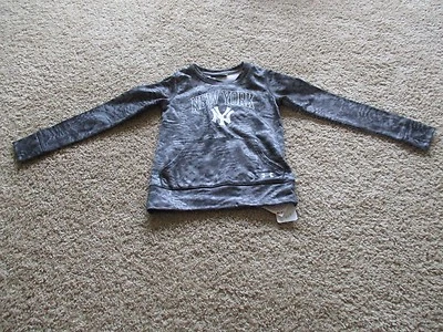 BNWT Under Armour unisex youth kids sweat shirt, NYY, size YSM Loose, $54.99 - Image 1 of 4