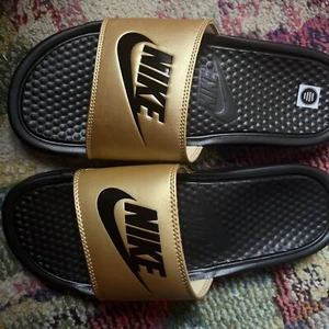 Nike Benassi JDI Slides Sandals Gold Black 343881-014 Women's Size 9New In Box - Picture 1 of 4