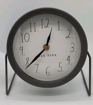 RAE DUNN 6" Reloj Pequeño Redondo Gris Metal Escritorio Estante Manto Granja DE PIE Foto 1 de 3