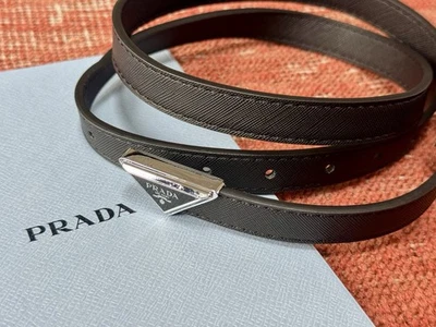 Cinturón de cuero Prada Saffiano para mujer negro plateado emblemático logotipo triángulo 110 cm Foto 1 de 4