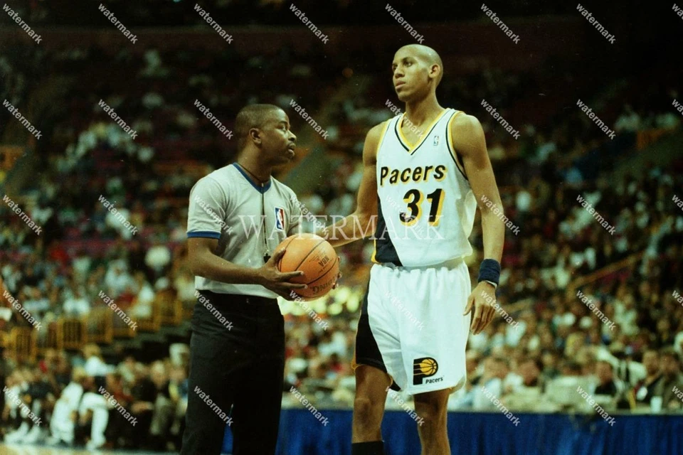 EW952 Reggie Miller Pacers & Ref Basketball 8x10 11x14 16x20 Photo - Image 1 of 1
