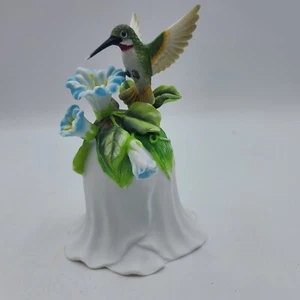 Campana de cerámica de porcelana con flores de colibrí verde bisque de colección - Imagen 1 de 8
