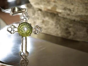 9ct yellow gold diamond cross pendant 1.9g (sh22919b) - Picture 1 of 12
