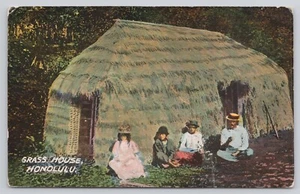 Honolulu Hawaii Inseln Familie sitzt vor einheimischer Grashütte Postkarte - Bild 1 von 2