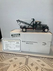 DANBURY MINT 1:24 1930 INTERNATIONAL WRECKER - COA AND BOX - Picture 1 of 7