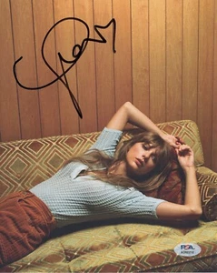 BEAUTIFUL POSE with HEART! Taylor Swift Signed Midnights 8x10 Photo PSA Sticker! - Picture 1 of 1