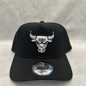 Cappello Berretto Snapback CHICAGO BULLS NEW ERA 9FORTY Team Snapback-Nero/Bianco - Foto 1 di 5