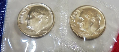 1981 p, d  Roosevelt Dimes BU Uncirculated In The Original Mint Wrappers # 74 Cover