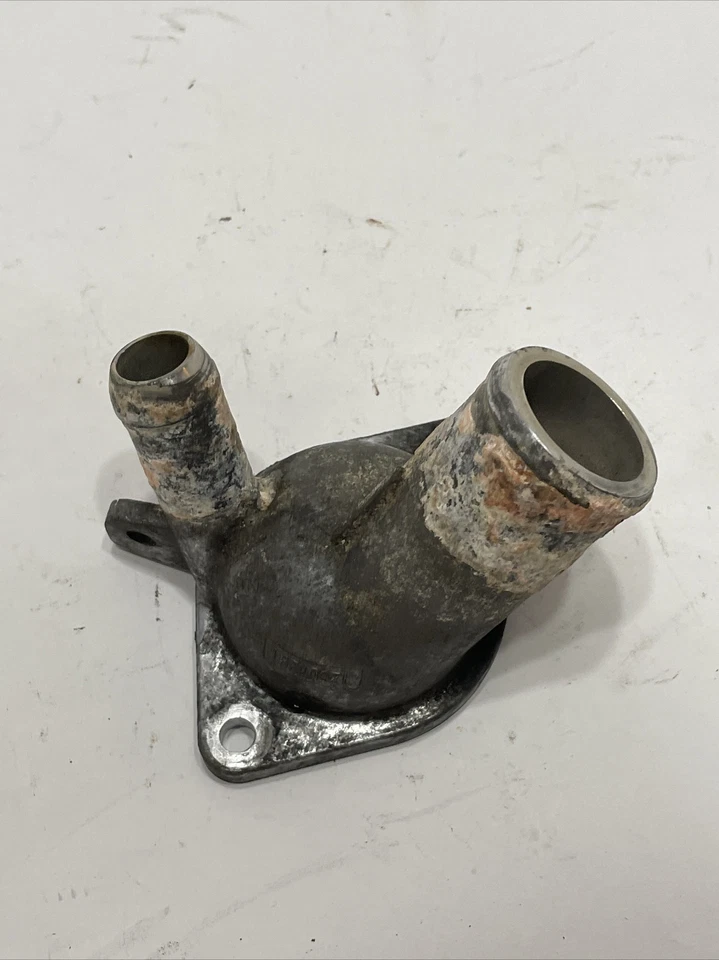 Carcasa termostato salida agua refrigerante motor GMC TERRAIN GM 12607291 2,4 L OEM Foto 1 de 4