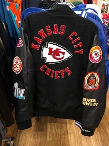 CHAQUETA UNIVERSITARIA KANSAS CITY CHIEFS PARA HOMBRE MITCHEL & NESS NEGRA -MULTI - Imagen 1 de 8