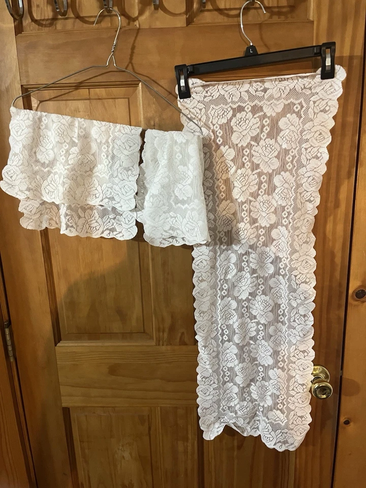 "Corredor de mesa de encaje diseño de pergamino y medallón rojo 49"" x 9""" Foto 1 de 2