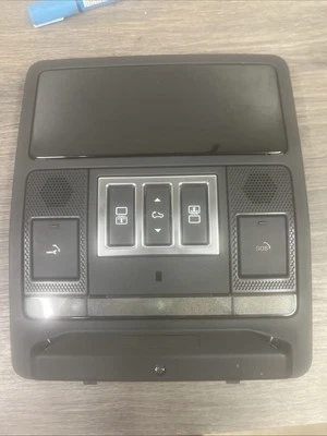 2023 LAND ROVER DISCOVERY LR5 L462 FRONT COURTESY LIGHT - Image 1 of 2