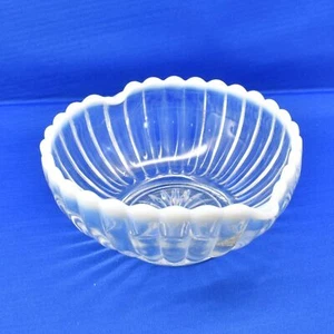 Tazón transparente vintage de vidrio artístico Fenton en forma de corazón - Imagen 1 de 3
