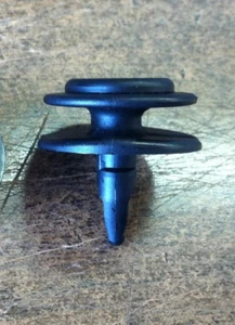NUEVO FABRICANTE DE EQUIPOS ORIGINALES NISSAN RETENEDOR DE RED TRONCAL CLIP/GANCHO SE ADAPTA A ALTIMA MAXIMA Y SENTRA - Imagen 1 de 1