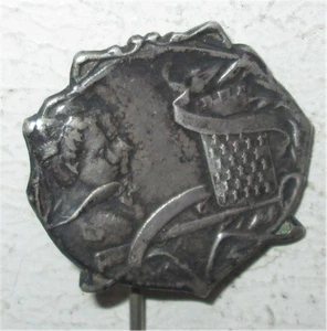 EPINGLE A CRAVATE STYLE ART NOUVEAU COUPLE ET BLASON  - Picture 1 of 3