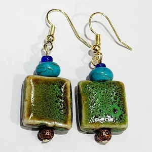Handwerkliche handgefertigte grüne und türkisblaue Keramik Ohrringe - Bild 1 von 4