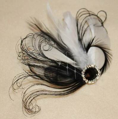 Fascinator Pluma Clip Marfil Crema Negro Pavo Real Novia Tocado Foto utilería Foto 1 de 4