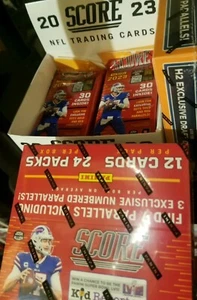 ✅ (10X) 2023 Panini Score NFL Football Violoncello Fat Packs + (1) Espositore Vendita - Foto 1 di 1