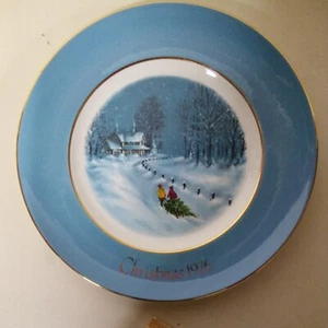 Avon Christmas Plate 1976 by Enoch Wedgwood England "Bringing Home The Tree" - Picture 1 of 3