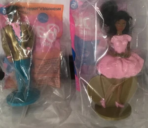 Figurina Sorpresa McDonald's Happy Meal Afroamericana Barbie e Ken Medaglione 1994 - Foto 1 di 4