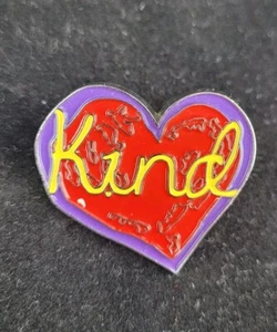 Pin en forma de corazón KIND - Imagen 1 de 2