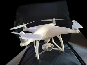 DJI Phantom 4 4K Camera + 3 Batteries & Backpack - Imagen 1 de 12