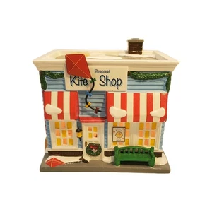 Tienda de cometas Dept 56 Peanuts Christmas Village Sears exclusiva Pinecrest 4057270 - Imagen 1 de 10