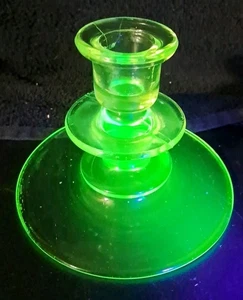 VINTAGE URAN/VASELINE GRÜN KERZENSTÄNDER 4" HOCH - Bild 1 von 10