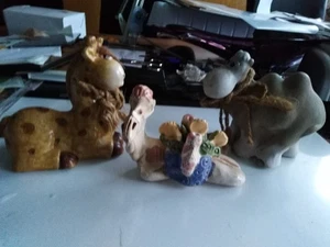 2 Kamele und eine liegende Giraffe aus Keramik - Bild 1 von 1