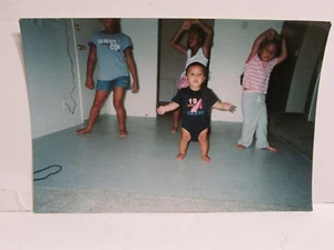 VINTAGE FOUND PHOTOGRAPH COLOR ART OLD PHOTO HAWAIIAN GIRL SISTERS DANCE @ HOME - Zdjęcie 1 z 4