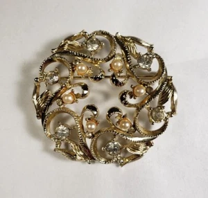Vintage Brosche Anstecknadel goldfarben Strass Kunstperlen Kranz unbeschriftet - Bild 1 von 8