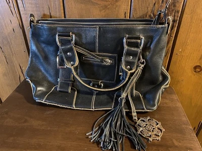 Cartera Cartera Kate Landry negra de cuero genuino con borlas Foto 1 de 4