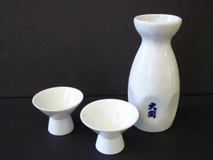 3 PIEZAS. Juego de Sake Japonés Kanji OZEKI Porcelana/Hecho en Japón - Imagen 1 de 3