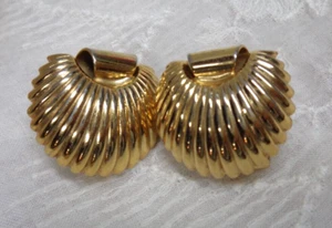 Vtg Estate Jewelry ~ NAPIER Goldtone FAN SHELL Design Screw back Earrings ~ 1" D - Picture 1 of 5