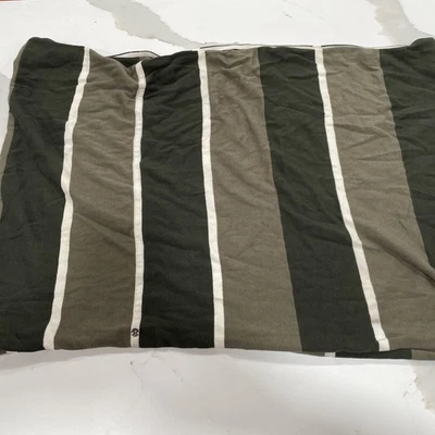 Bufanda Lululemon Heart Opener Infinity verde oliva a rayas Foto 1 de 3