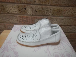 LISA LO WHITE LEATHER LOAFERS CUT OUT DETAIL SIZE 36/4 NEVER WORN - Picture 1 of 6