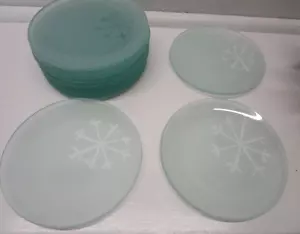 Juego de 12 platos de aperitivo de vidrio verde esmerilado con copo de nieve transparente contemporáneo - Imagen 1 de 3