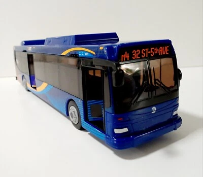 Autobús individual Daron MTA 11" en nueva librea azul fricción rodando ciudad de Nueva York Foto 1 de 4