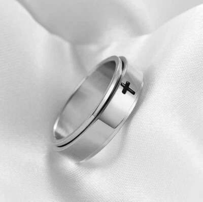 Elegante banda de diseño de cruz pequeña esmaltada negra brillante para hombre en oro blanco de 10 quilates Foto 1 de 2