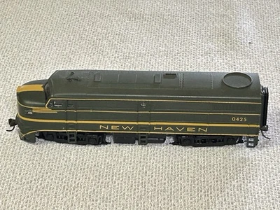 HO Scale Walthers Alco FA-1 Diesel Locomotive, New Haven Green #0425 - Image 1 of 4