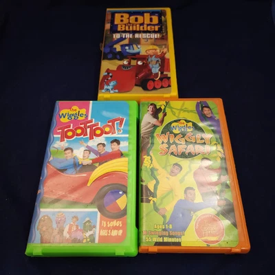 Lot 3 Kids VHS - The Wiggles Toot Toot, Wiggly Safari & Bob Builder To The Rescu Foto 1 de 4