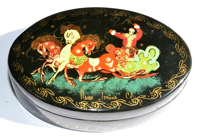 РУССКИЙ СОВЕТСКИЙ ИМПЕРАТОРСКИЙ КОРОЛЕВСКИЙ ПАЛЕХ РУЧНАЯ РОСПИСЬ ЛАКИРОВАННАЯ КОРОБКА MSTERA TROIKA ЗНАЧОК - Изображение 1 из 4