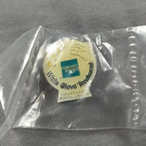 American Express weißer Handschuh Behandlung Spaziergang Disney World NEU Reversmütze Pin - Bild 1 von 2