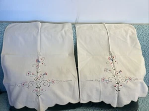 Par de fundas traseras de silla vintage bordadas cesta de flores borde festoneado blanco - Imagen 1 de 6