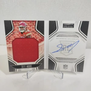 2022 Panini Playbook Skyy Moore RC RPA Booklet /299 Patch Auto Chiefs Card - Bild 1 von 8