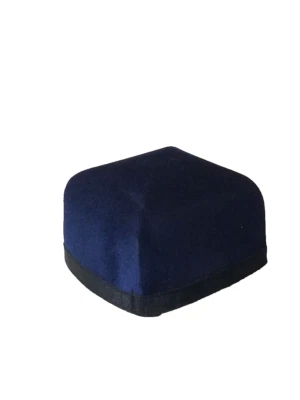 CHAPÉU UZBEQUE ORAÇÃO DOPPI KUFI MASCULINO - TAMANHO 57 CMS - AZUL COM ACABAMENTO PRETO - Imagem 1 de 4